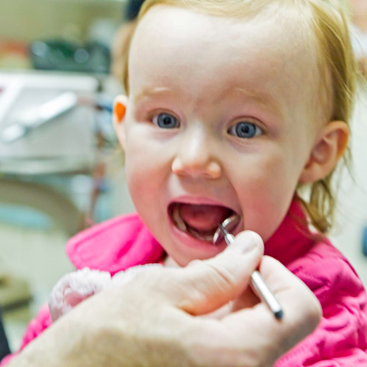 Premiere visite d'une petite fille chez le dentiste pediatrique